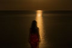 Donna-che-si-incammina-verso-il-mare-Gatto-Alessandra